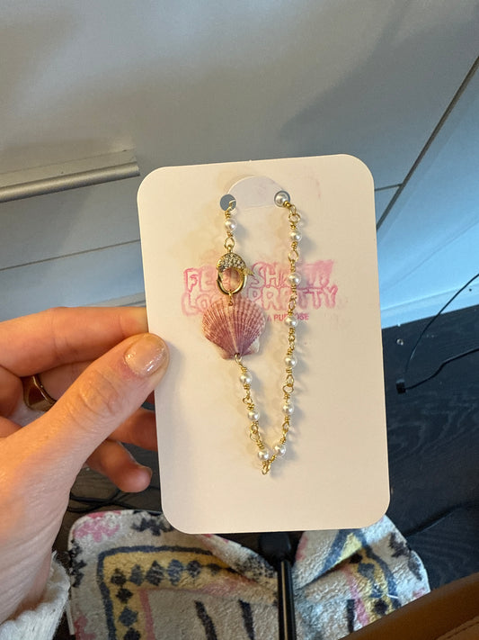 The Shell Clasp Bracelet