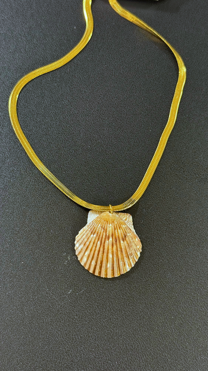 The Gold Flattened Snake Chain Shell Necklace