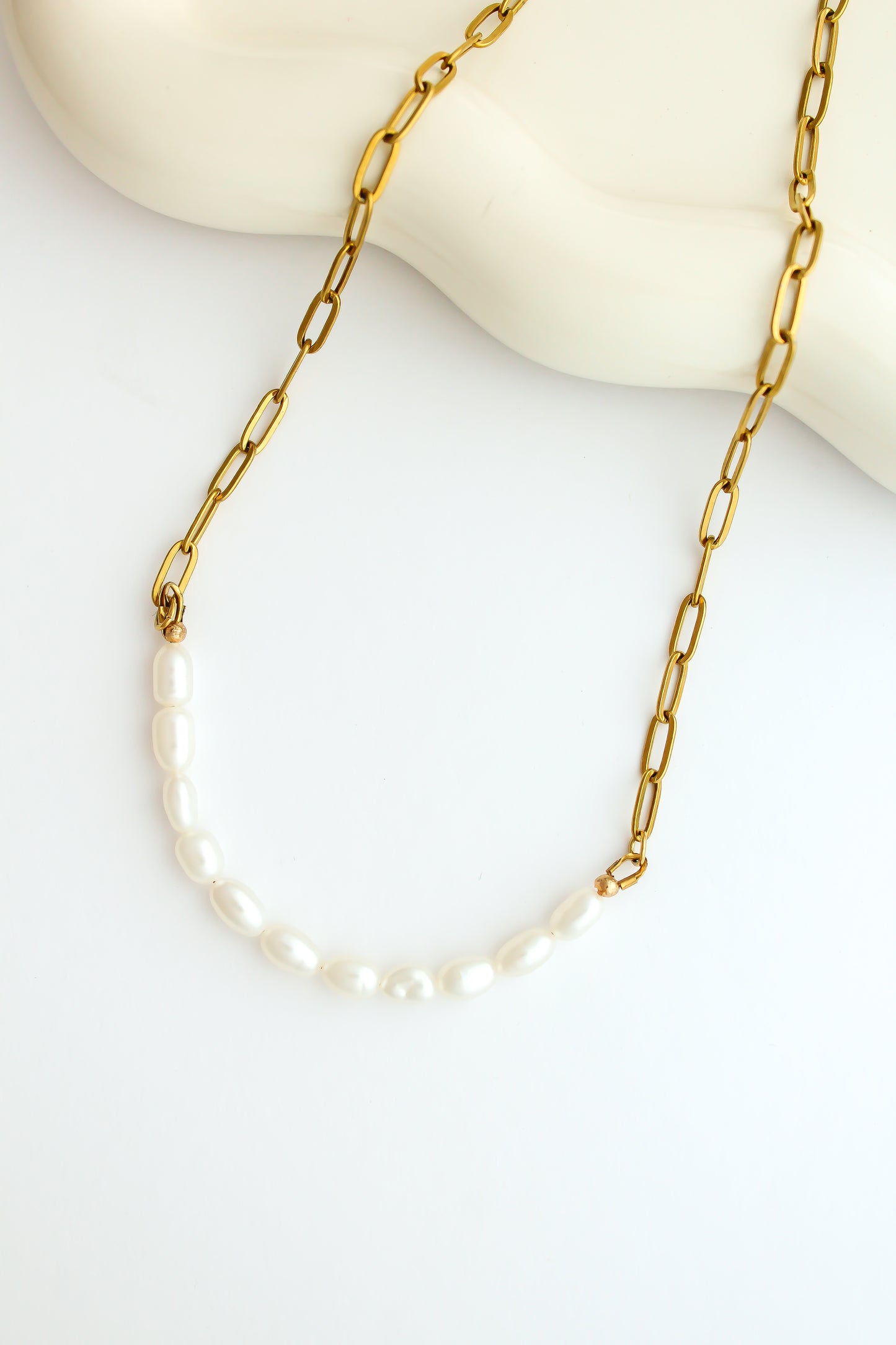 The Pearl Feature Necklace