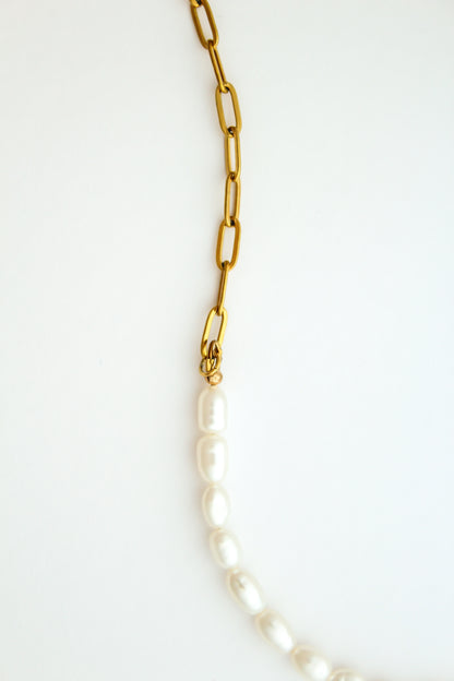 The Pearl Feature Necklace